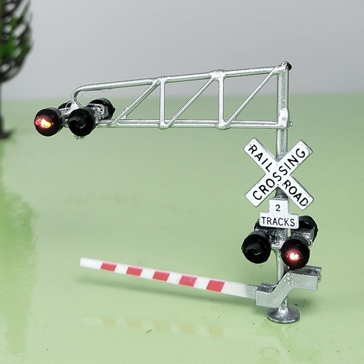 1 x N scale model cantilever grade crossing signal with gate arm barrier #C160G